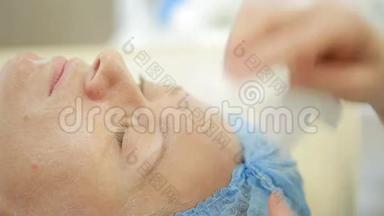 女人接受水疗治疗的脸。 深层面部清洁